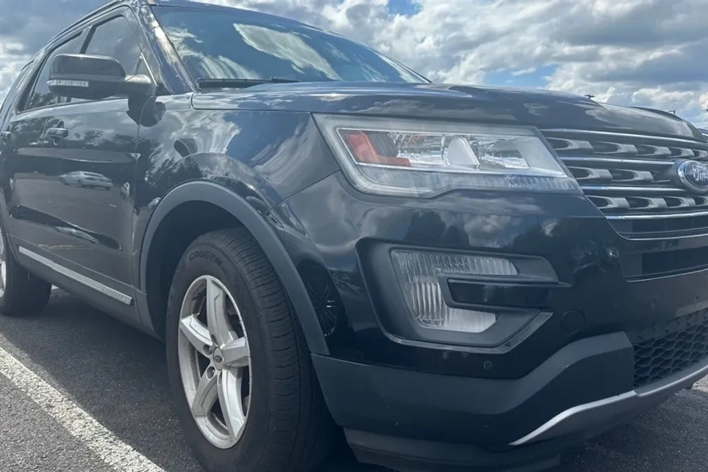 2017 Ford Explorer XLT photo 1