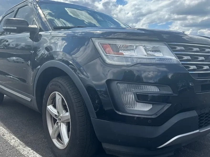 2017 Ford Explorer XLT photo 1