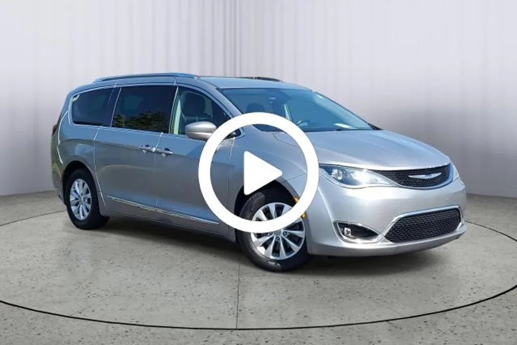 2019 Chrysler Pacifica Touring L photo 1