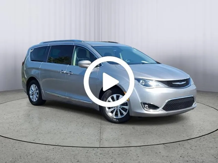 2019 Chrysler Pacifica Touring L photo 1