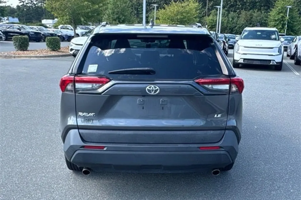 2021 Toyota RAV4 LE photo 1