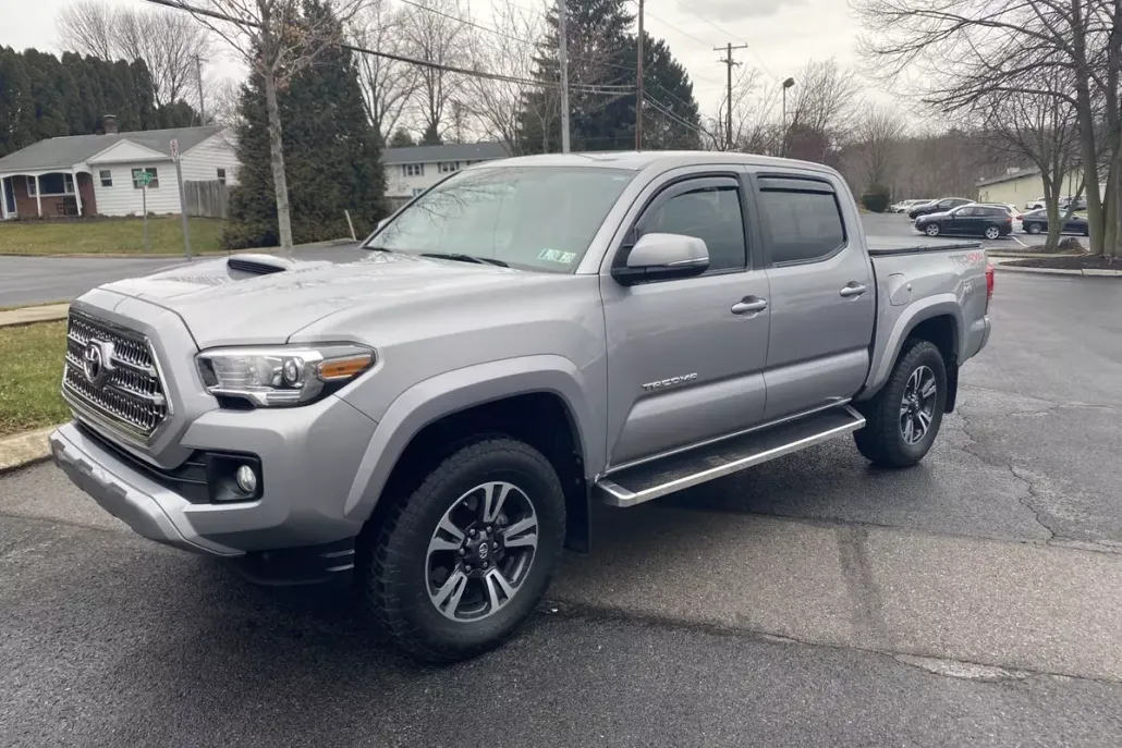 2016 Toyota Tacoma TRD Sport photo 1