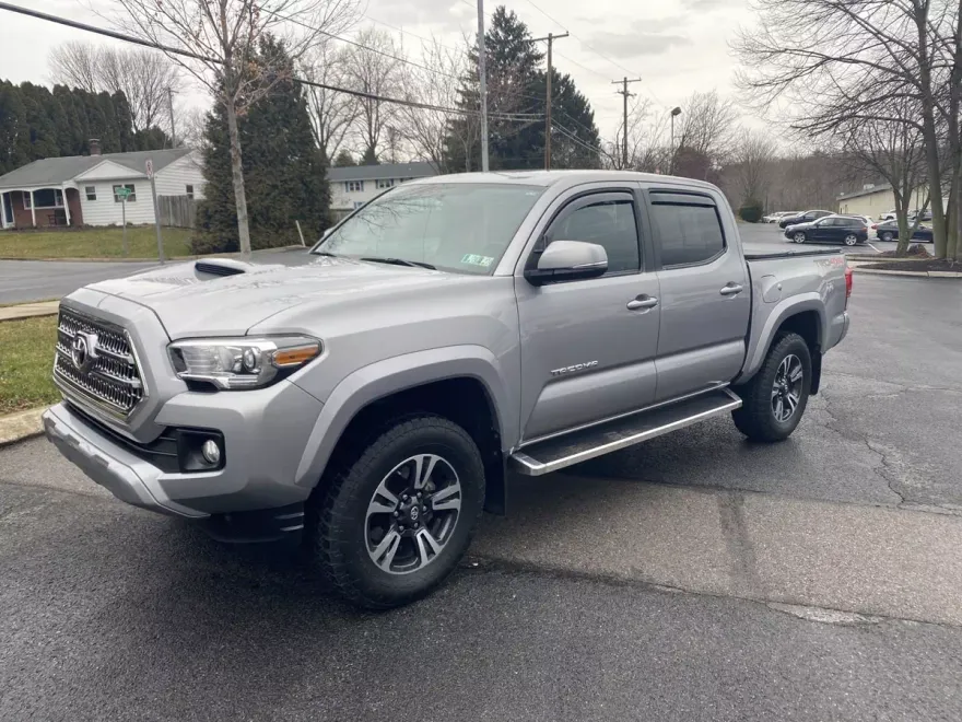 2016 Toyota Tacoma TRD Sport photo 1