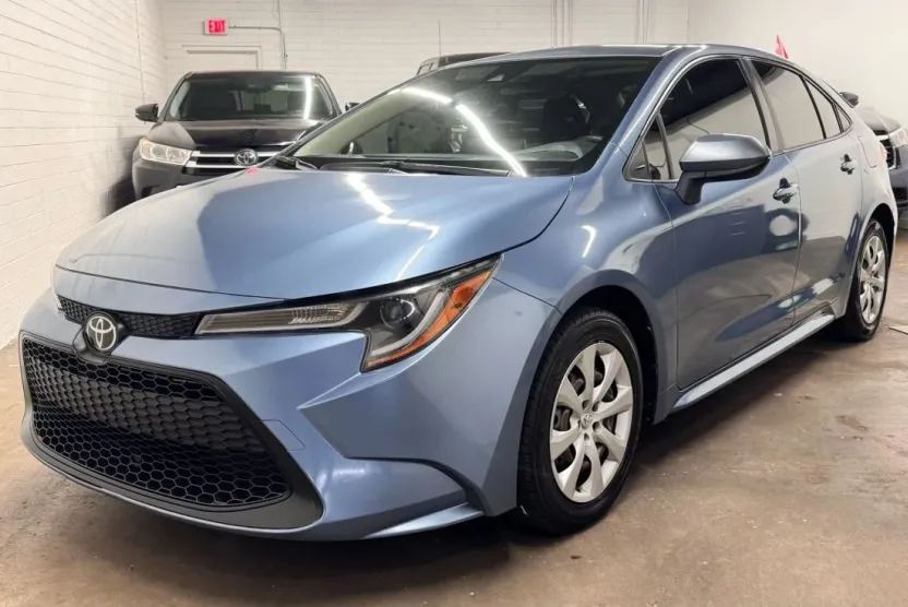 2020 Toyota Corolla LE photo 1