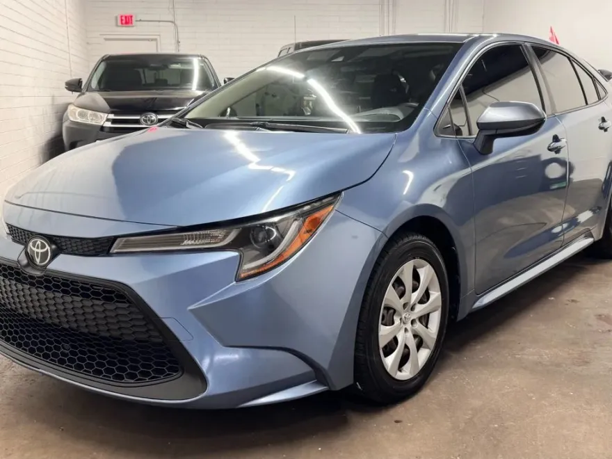 2020 Toyota Corolla LE photo 1