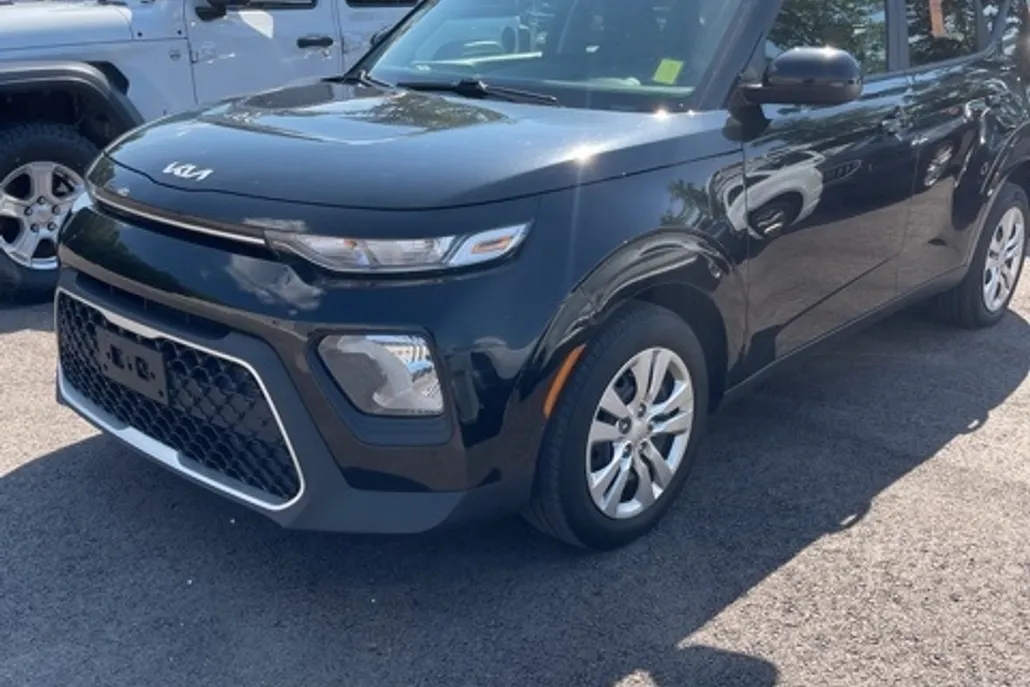 2022 Kia Soul LX photo 1
