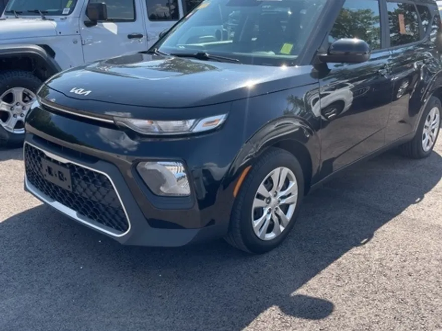 2022 Kia Soul LX photo 1