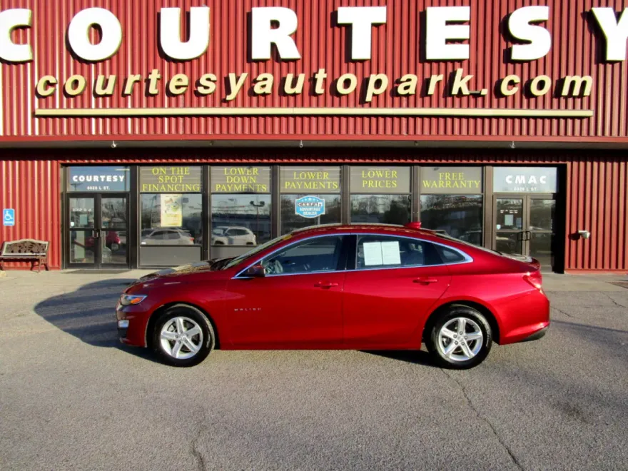 2024 Chevrolet Malibu 1LT photo 1