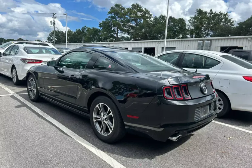 2014 Ford Mustang V6 Premium photo 1