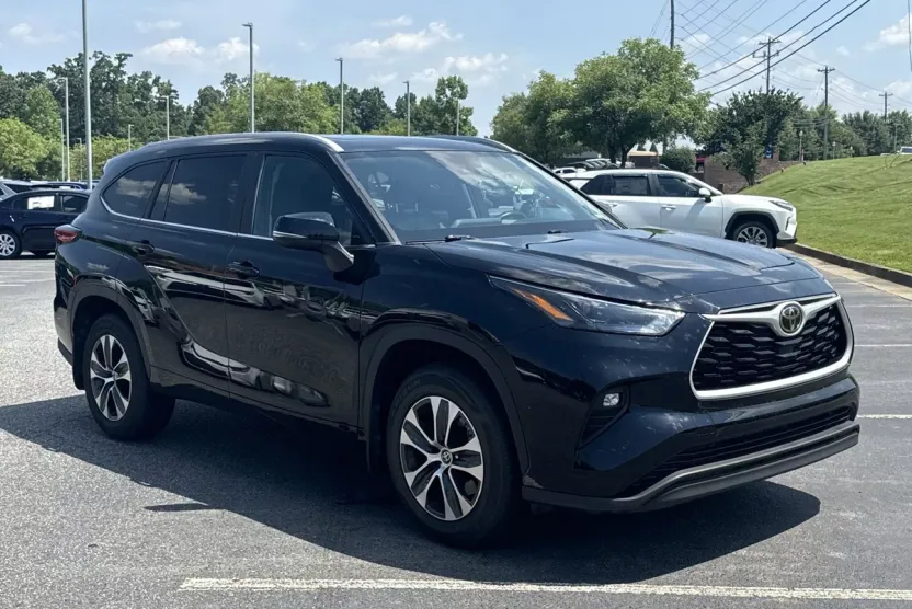 2023 Toyota Highlander XLE photo 1