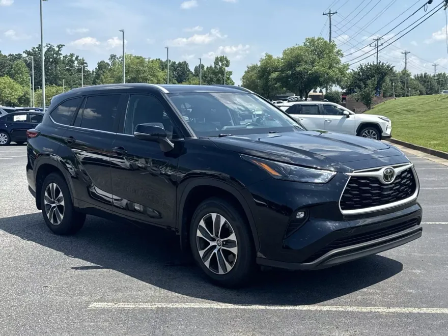 2023 Toyota Highlander XLE photo 1
