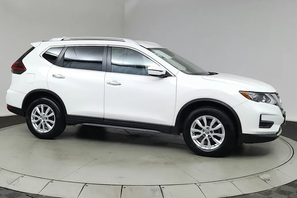2019 Nissan Rogue SV photo 1