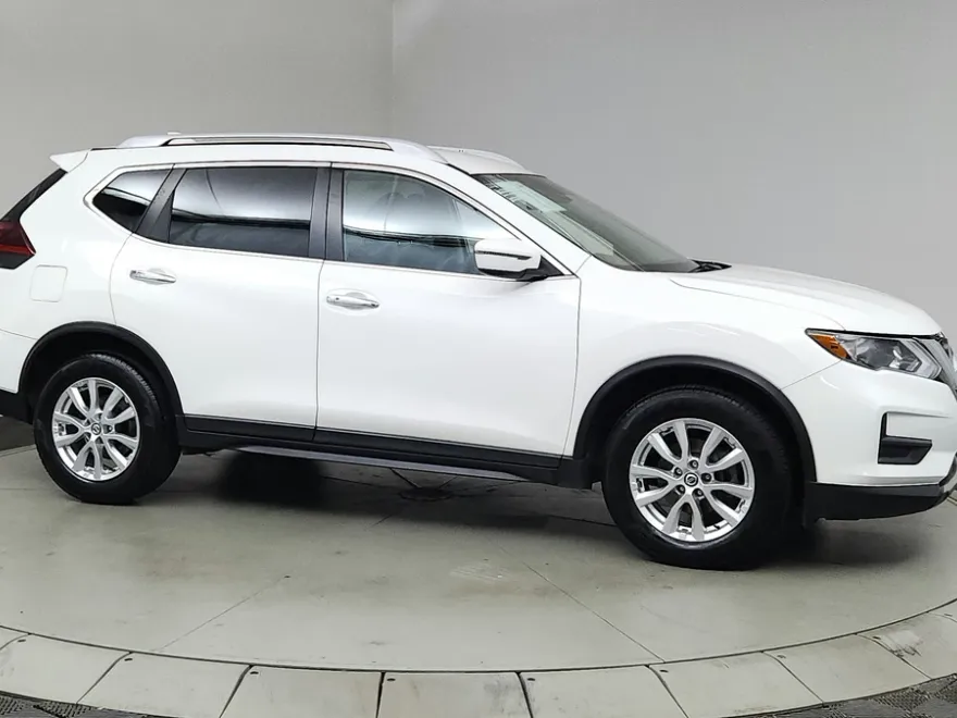 2019 Nissan Rogue SV photo 1