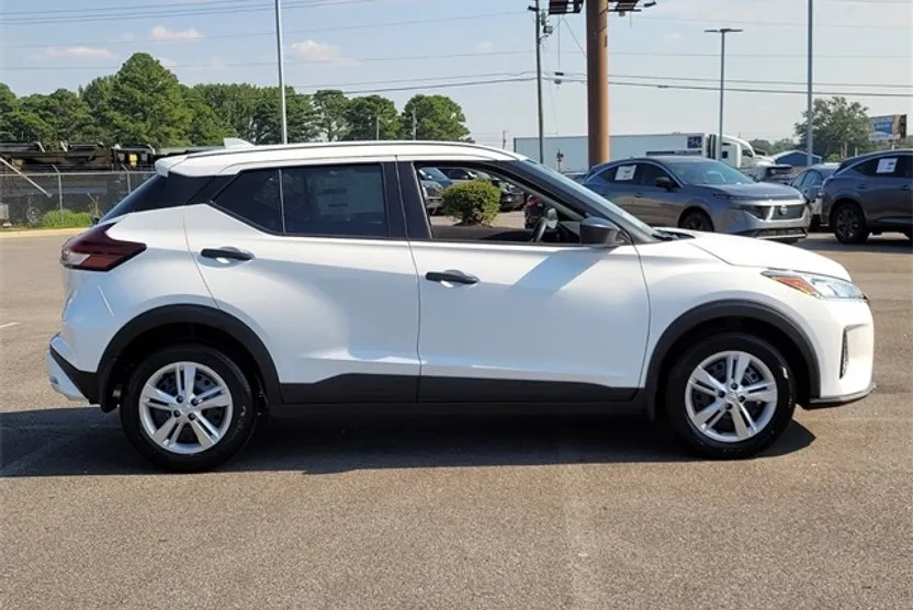 2025 Nissan Kicks Play S photo 1