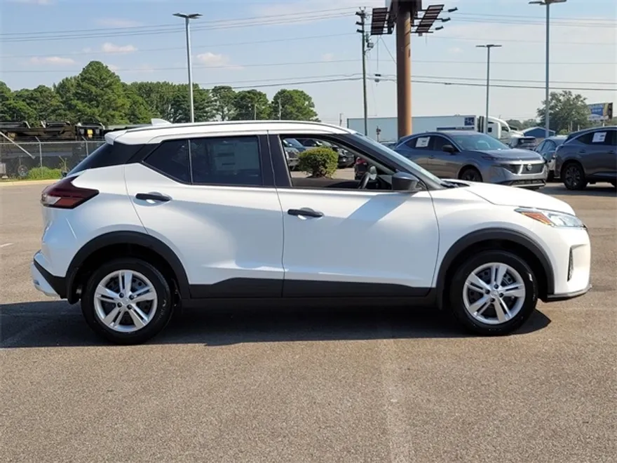 2025 Nissan Kicks Play S photo 1