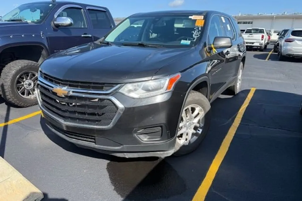 2021 Chevrolet Traverse LS photo 1