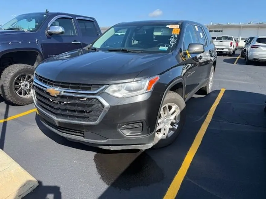 2021 Chevrolet Traverse LS photo 1
