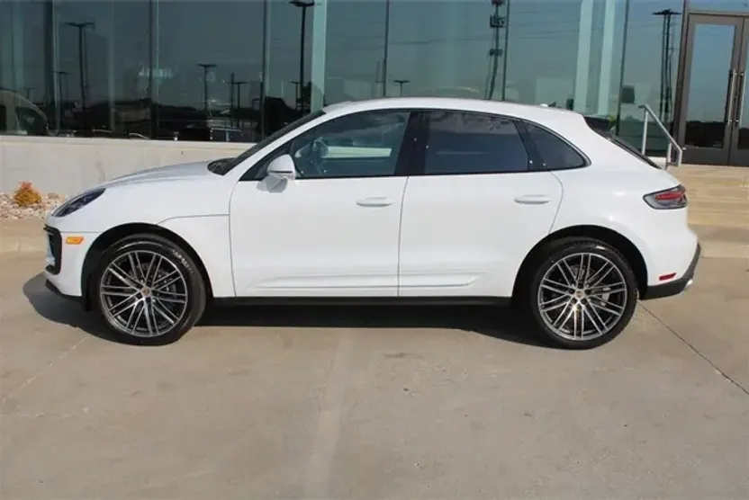 2025 Porsche Macan Base photo 1