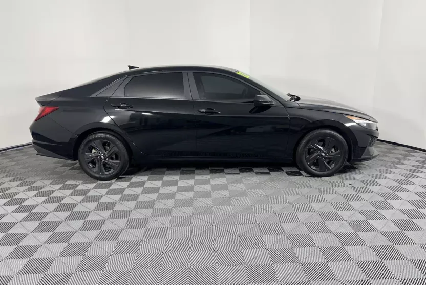 2023 Hyundai Elantra SEL photo 1