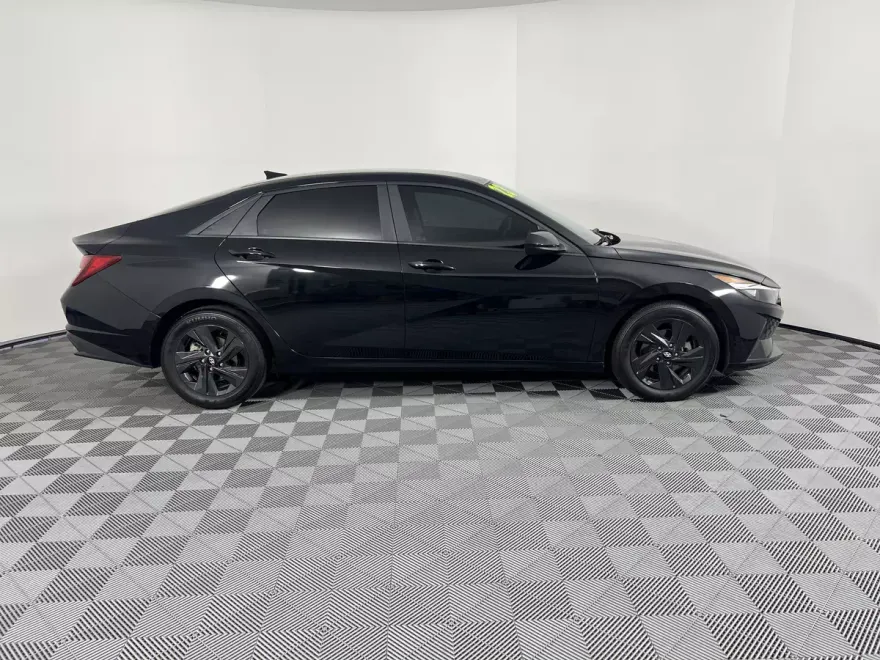 2023 Hyundai Elantra SEL photo 1
