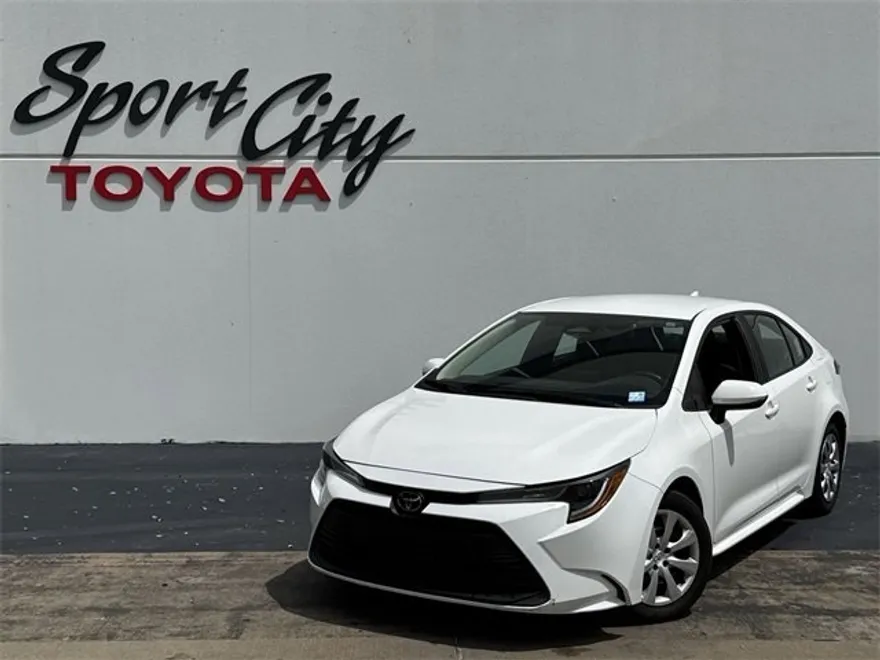 2024 Toyota Corolla LE photo 1
