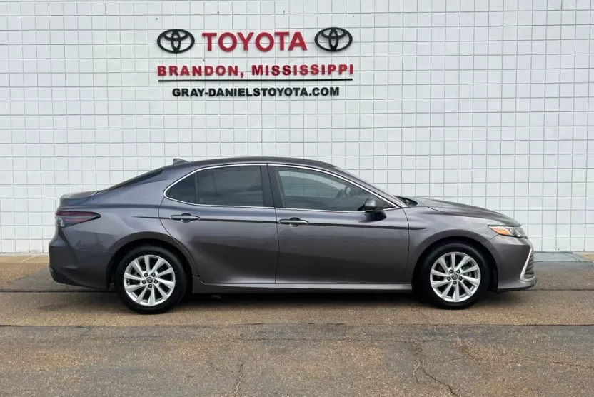 2023 Toyota Camry LE photo 1