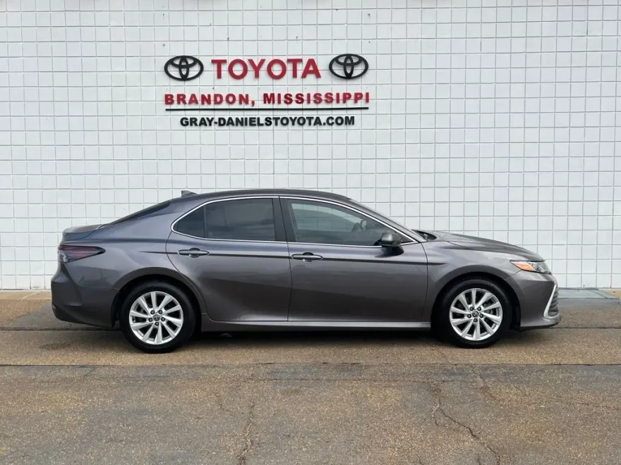 2023 Toyota Camry LE photo 1