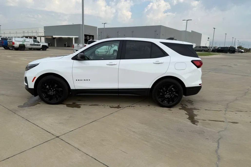2023 Chevrolet Equinox LS photo 1