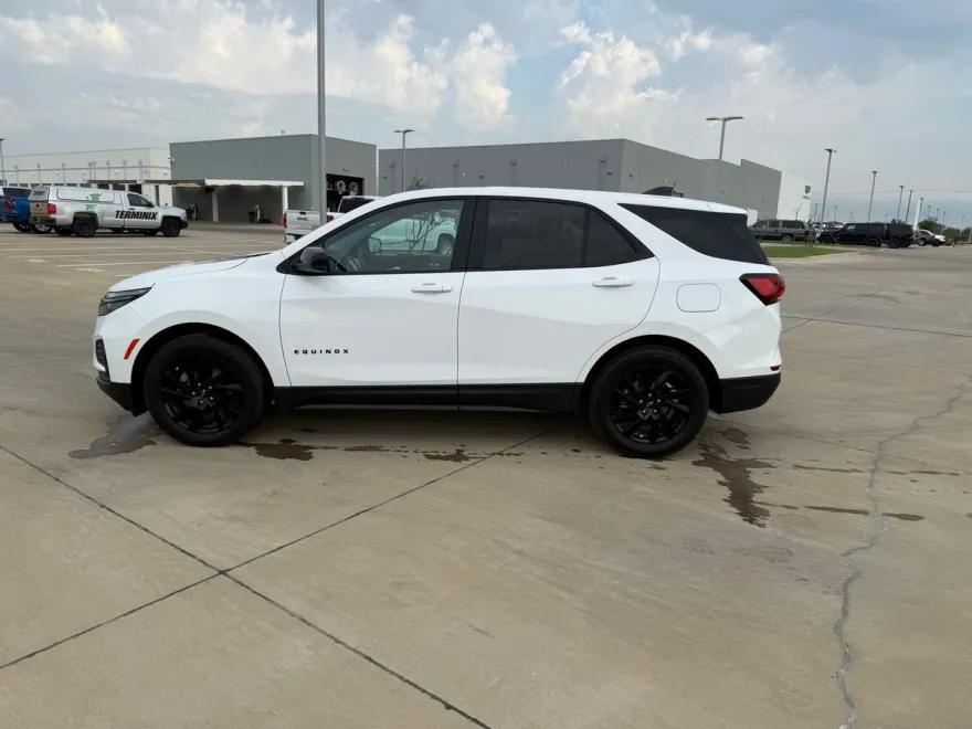 2023 Chevrolet Equinox LS photo 1