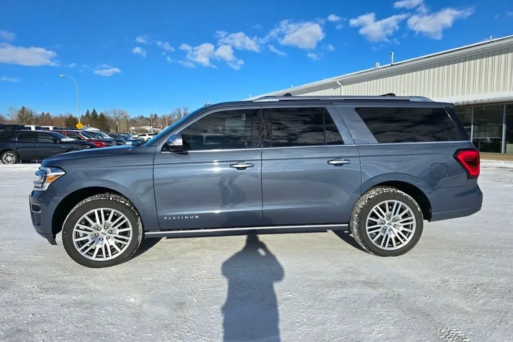 2023 Ford Expedition MAX Platinum photo 1