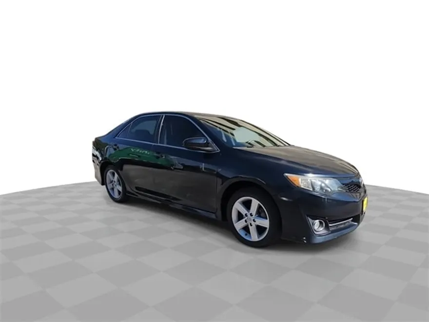 2014 Toyota Camry SE photo 1