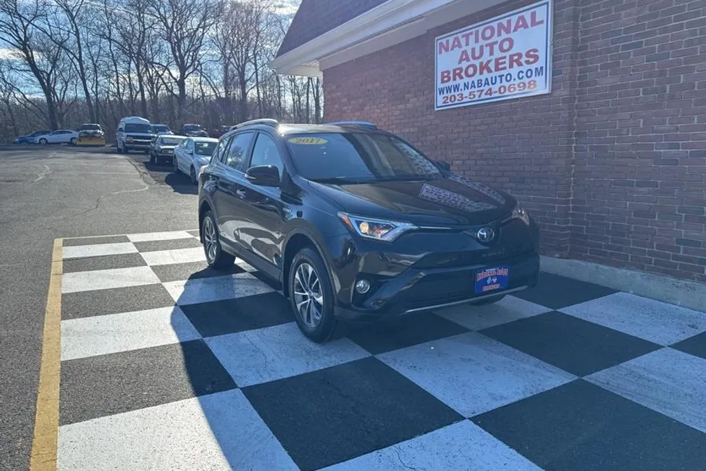 2017 Toyota RAV4 Hybrid XLE photo 1