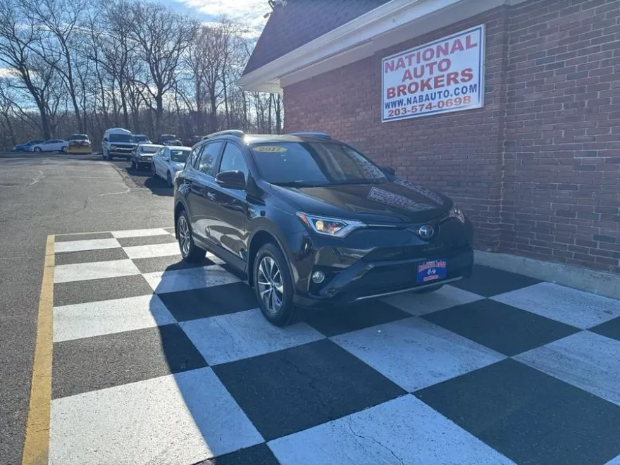 2017 Toyota RAV4 Hybrid XLE photo 1