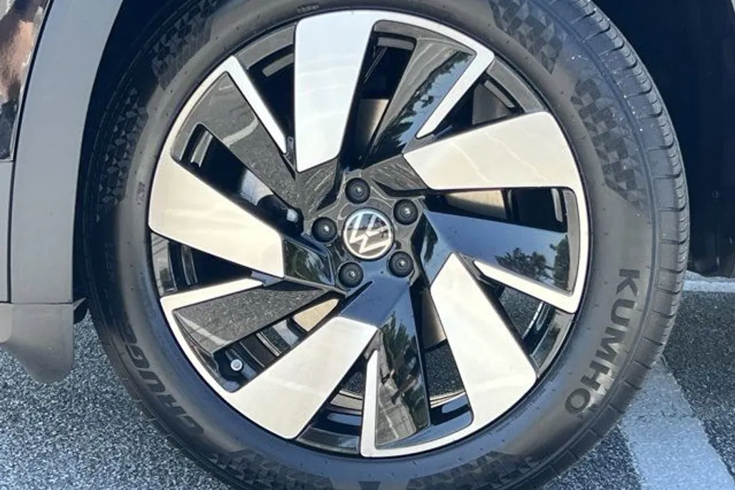 2025 Volkswagen Atlas Cross Sport SE Technology photo 1