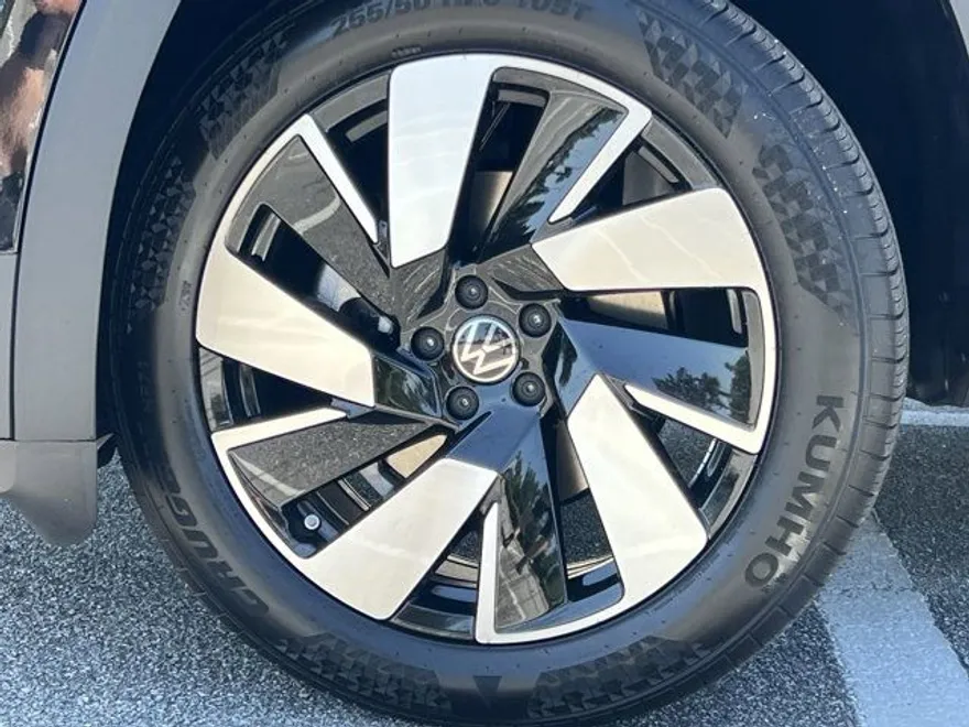 2025 Volkswagen Atlas Cross Sport SE Technology photo 1