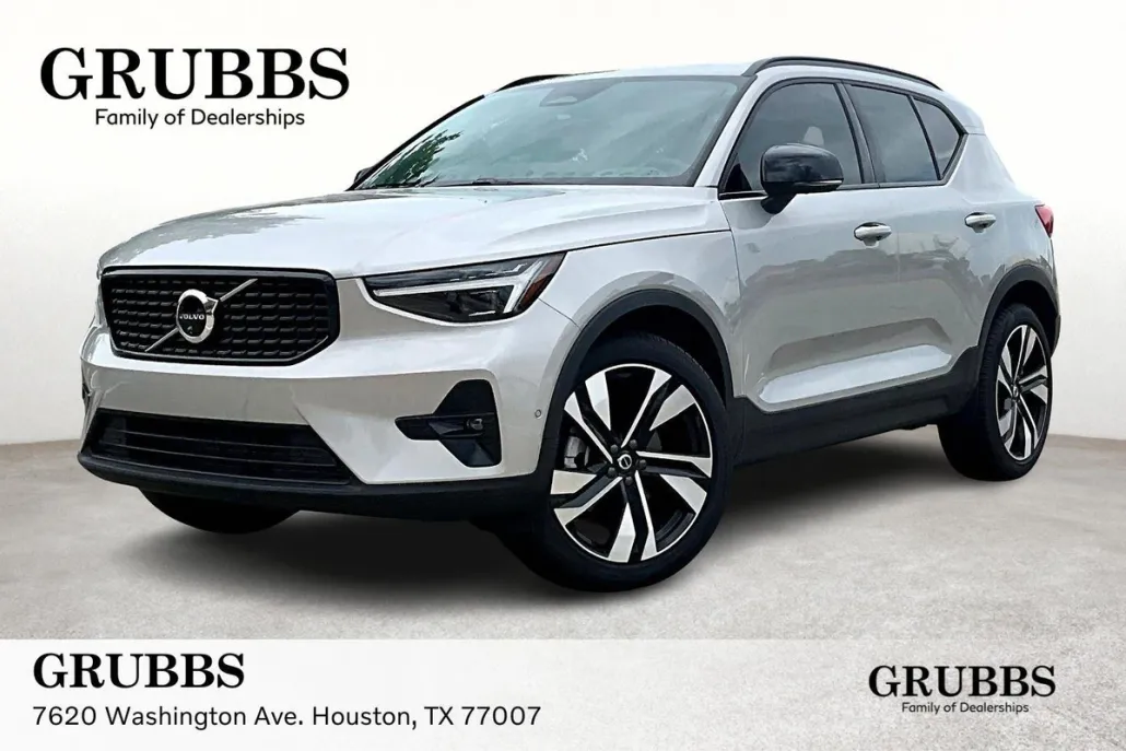 2025 Volvo XC40 photo 1