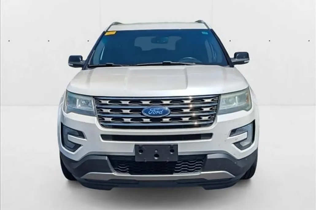2016 Ford Explorer XLT photo 1