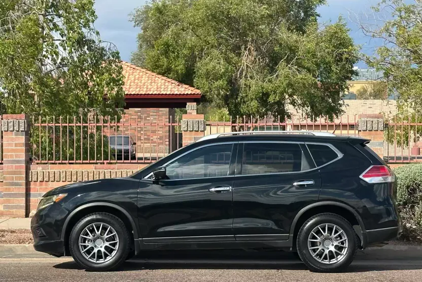 2015 Nissan Rogue SV photo 1