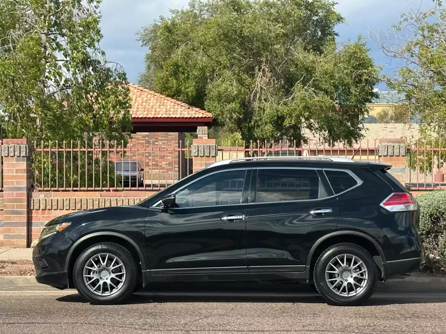 2015 Nissan Rogue SV photo 1