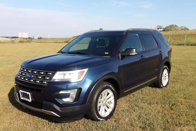 2016 Ford Explorer XLT photo 1