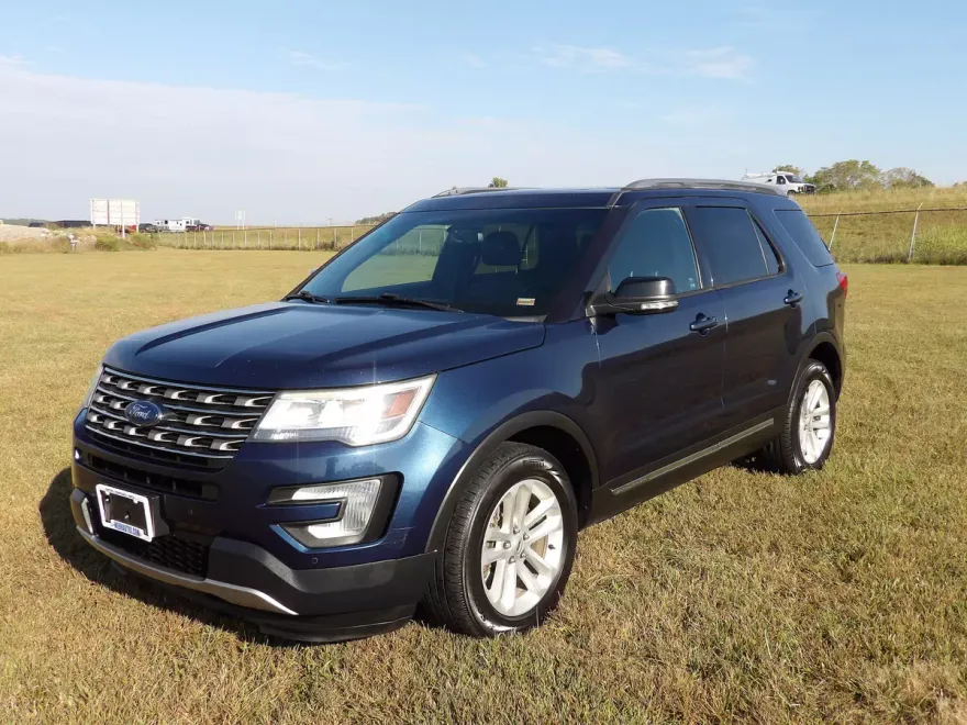 2016 Ford Explorer XLT photo 1