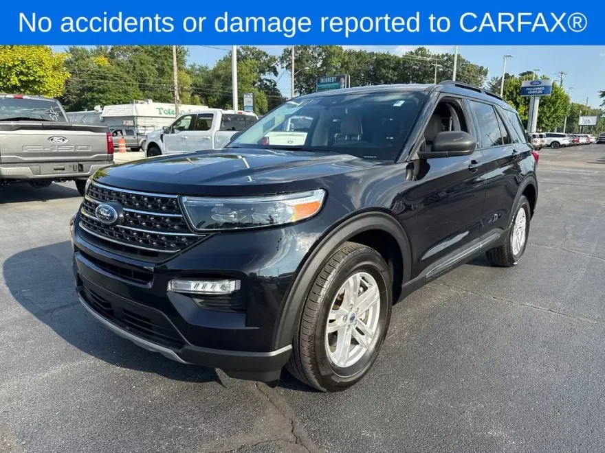 2023 Ford Explorer XLT photo 1
