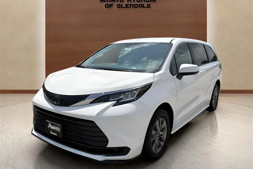 2023 Toyota Sienna LE photo 1