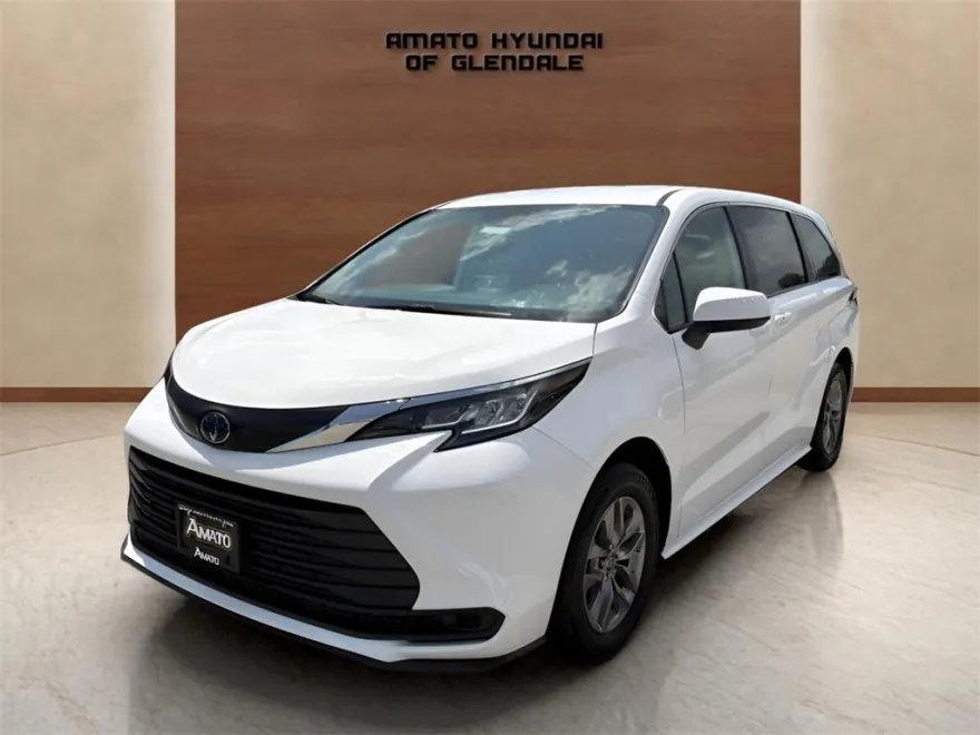 2023 Toyota Sienna LE photo 1