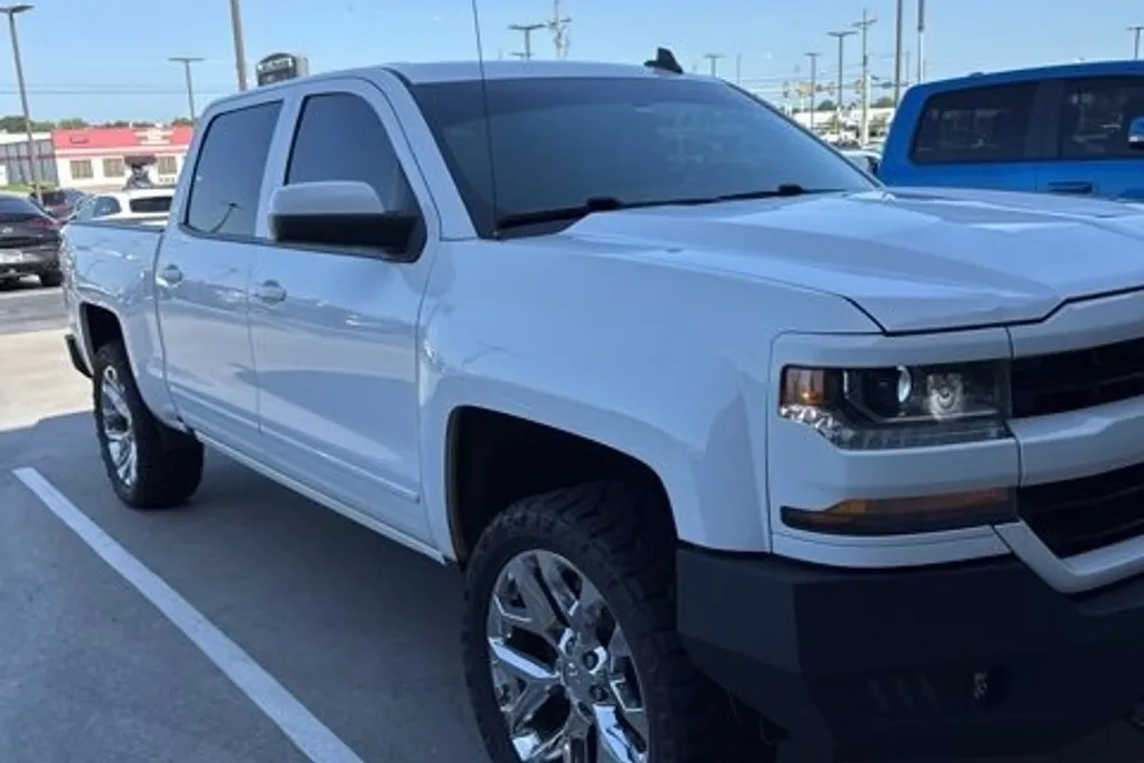 2018 Chevrolet Silverado 1500 LT photo 1