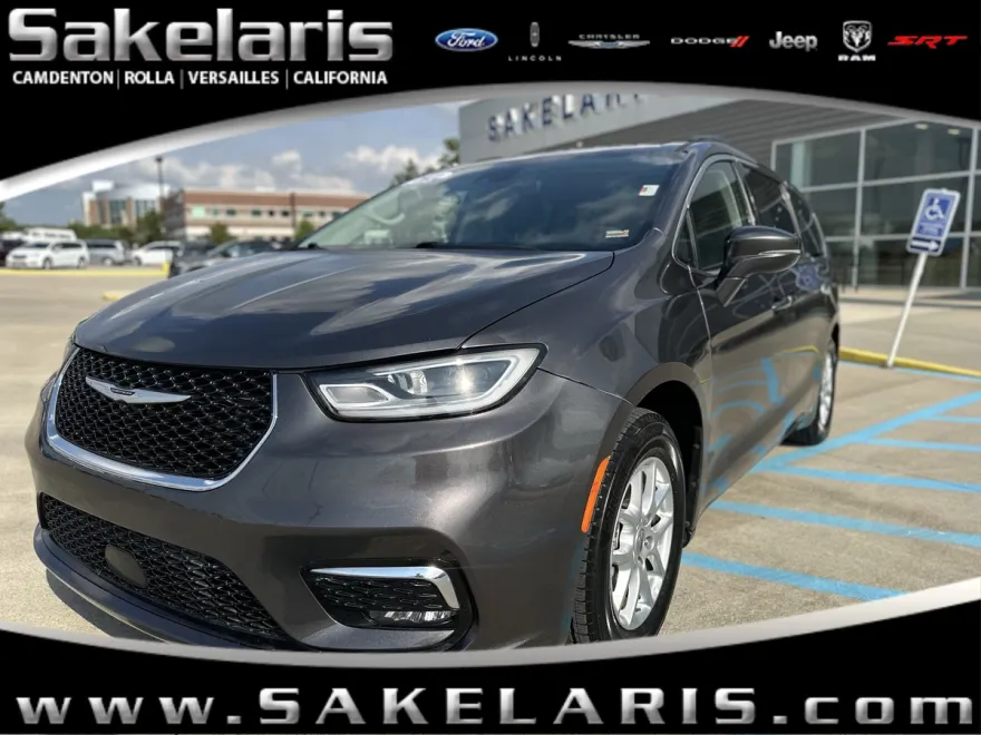 2022 Chrysler Pacifica Touring L photo 1