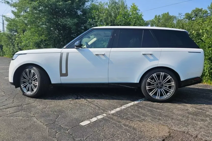 2024 Land Rover Range Rover SE photo 1