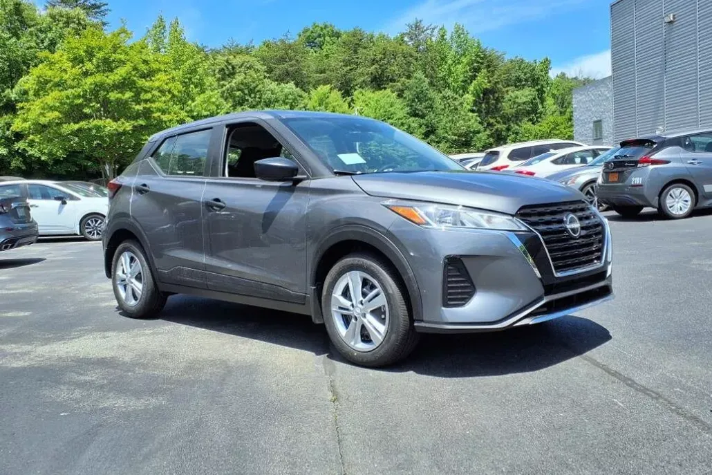 2025 Nissan Kicks Play S photo 1