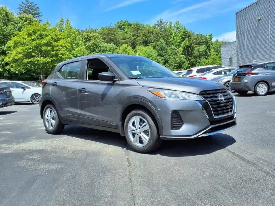 2025 Nissan Kicks Play S photo 1