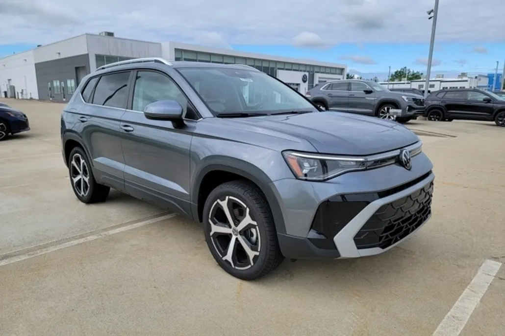 2025 Volkswagen Taos SEL photo 1